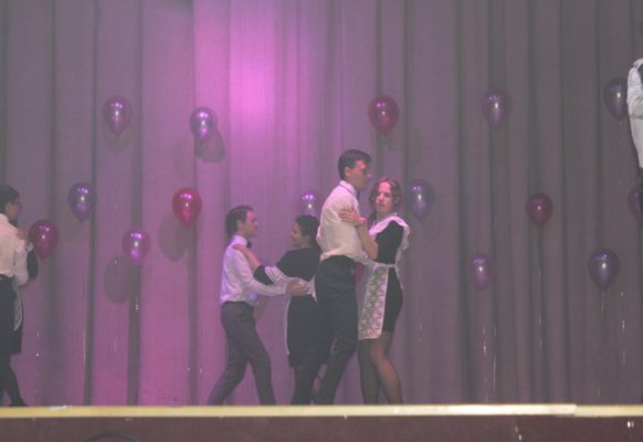 Под звуки школьного вальса…